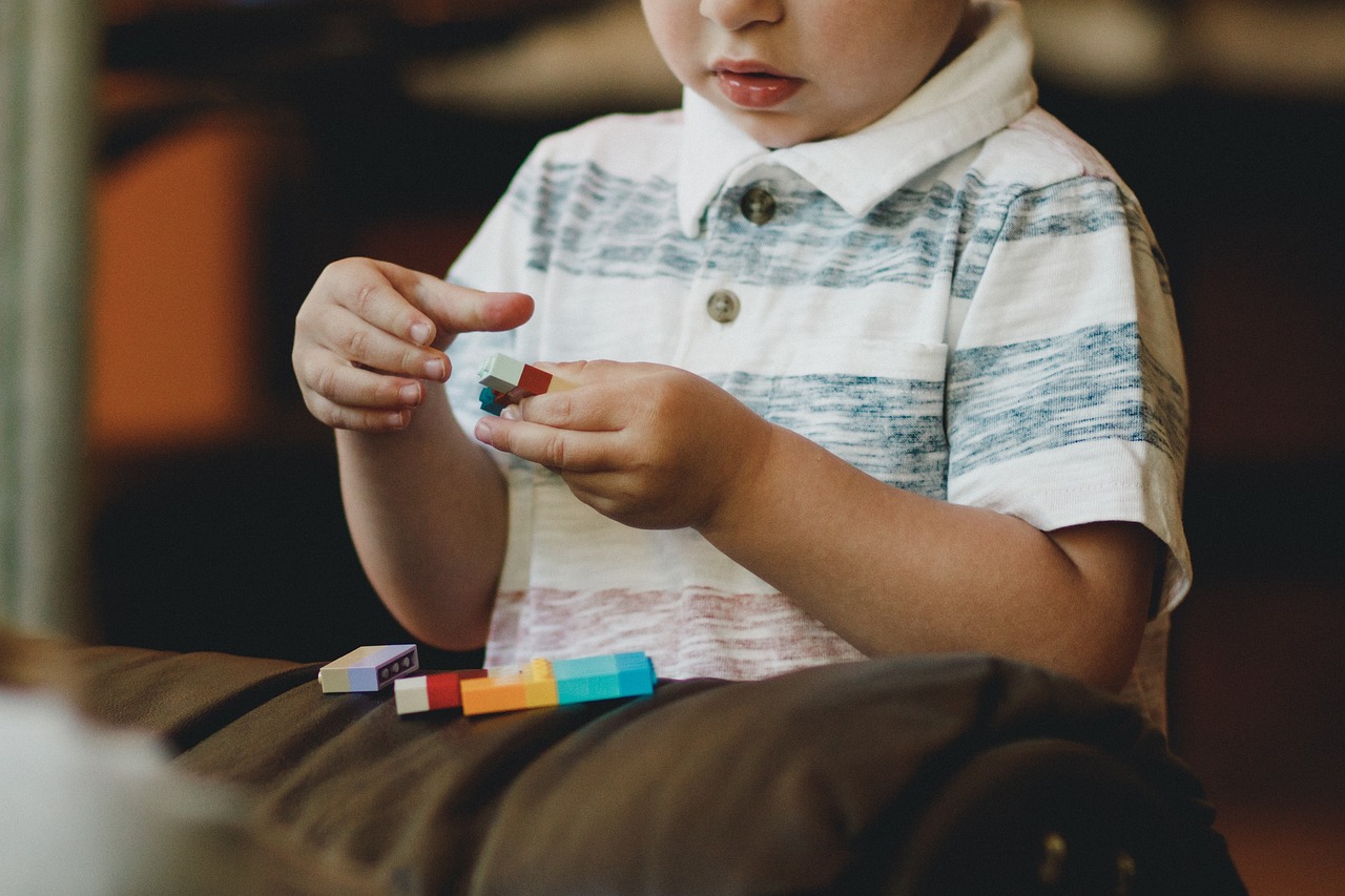 婴儿几个月可以看手机，探究婴幼儿接触电子屏幕的适宜时机与注意事项